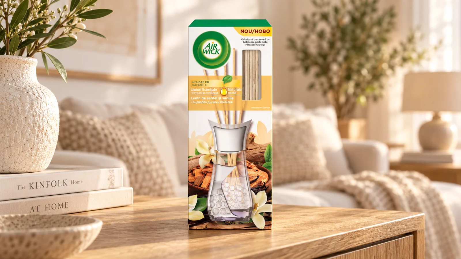 Air Wick cu bețișoare, Lemn de santal și vanilie 30 ml, într-un interior luminos